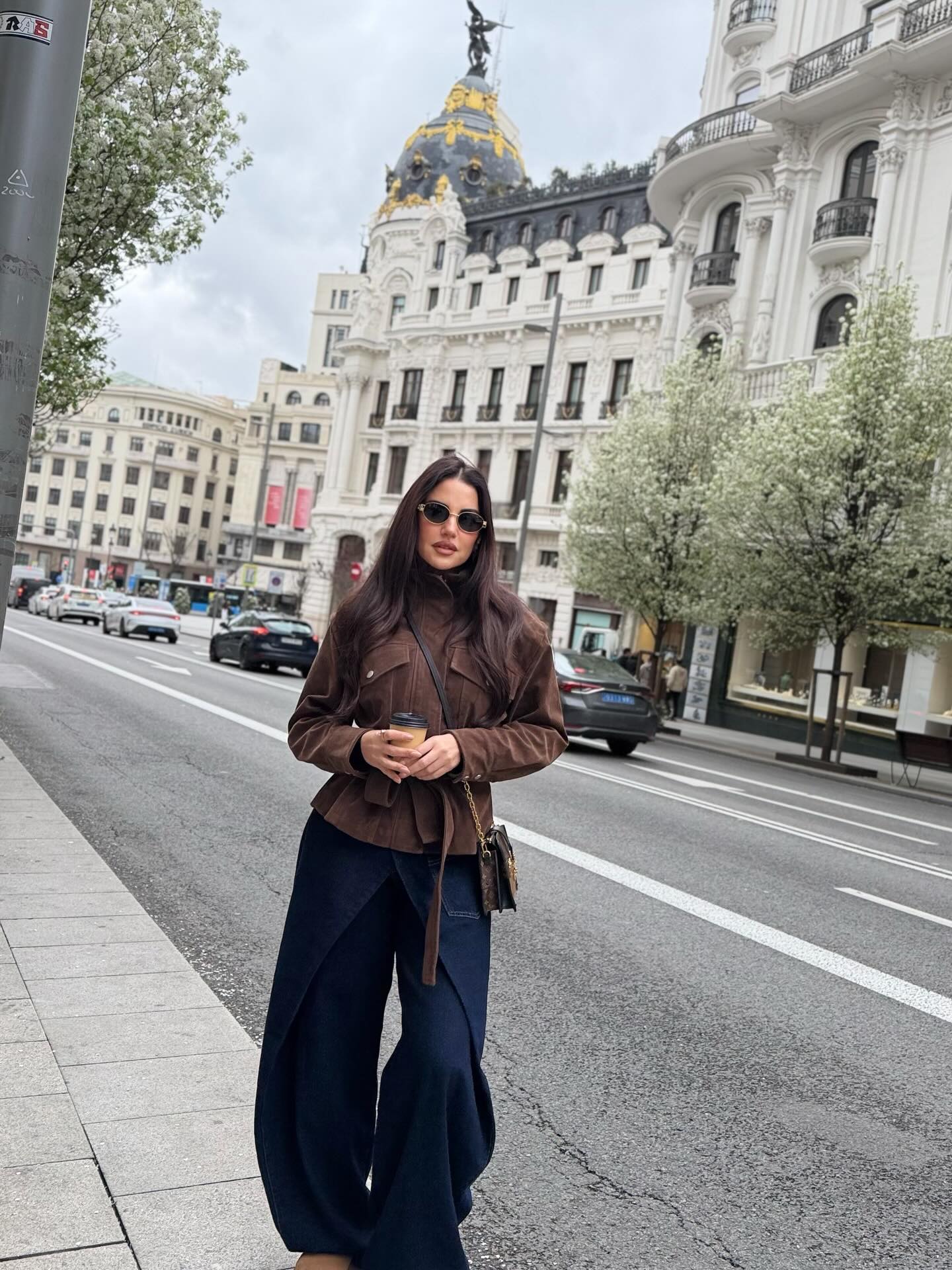 درّة زرّوق بموضة الجلد المخملي (إنستغرام)