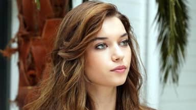 أفرا سراتش أوغلو تلفت الأنظار في أسبوع الموضة في باريس أفرا سراتش أوغلو تلفت الأنظار في أسبوع الموضة في باريس