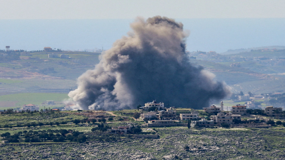 يتصاعد الدخان عقب غارات إسرائيلية على لبنان. 5 آذار 2026. (رويترز)