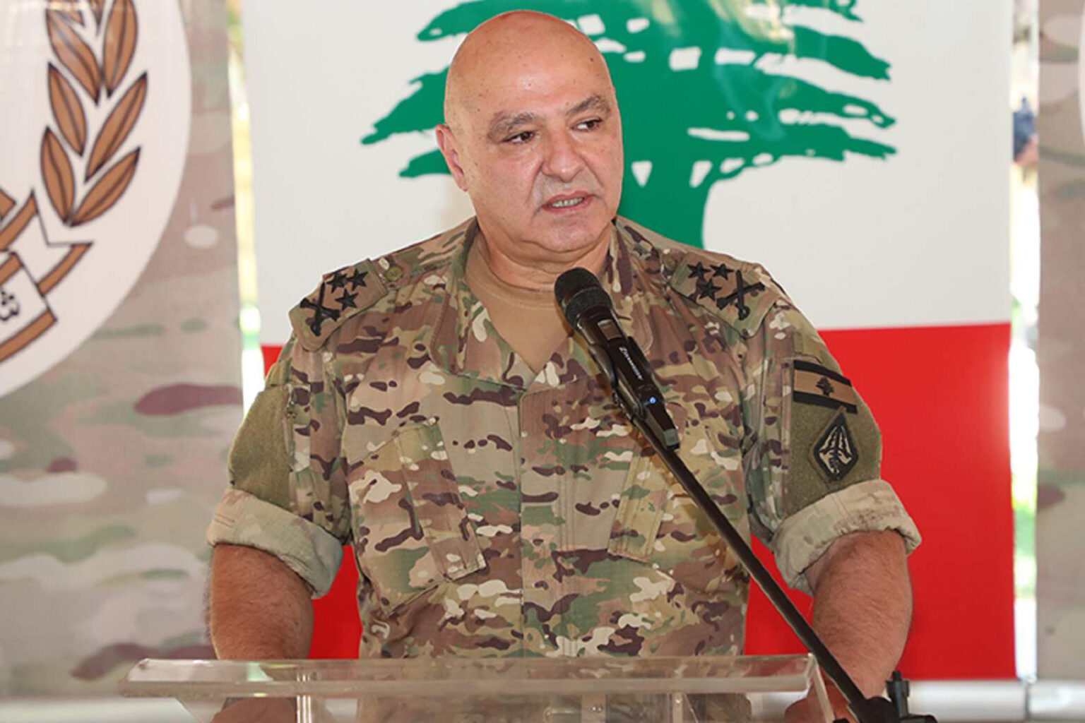 هل ظهر الرئيس اللبناني بالزي العسكري لتهديد حزب الله؟ | أخبار