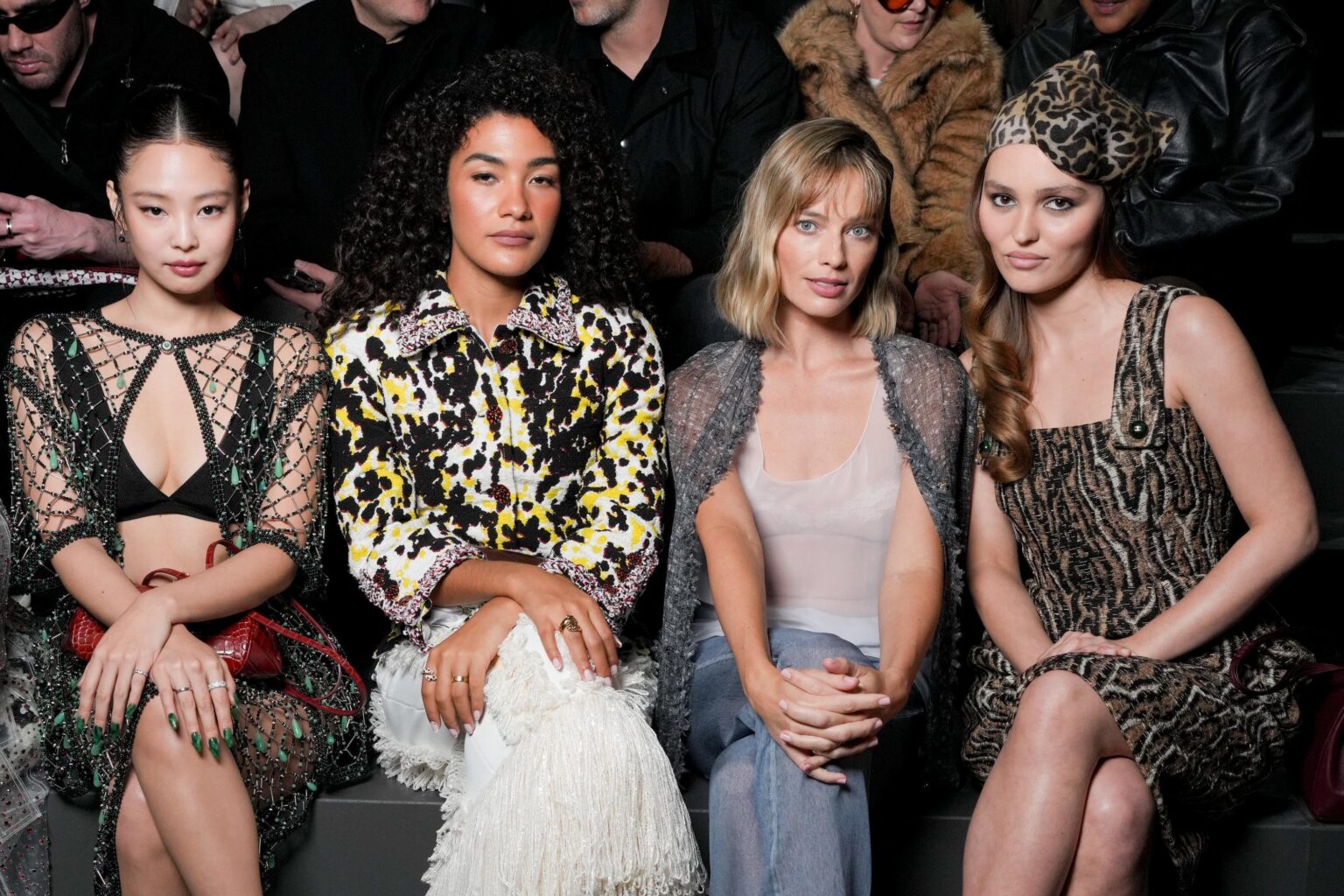 260309 جيني مع أوليفيا دين ومارجوت روبي وليلي روز ديب في أسبوع الموضة في شانيل باريس