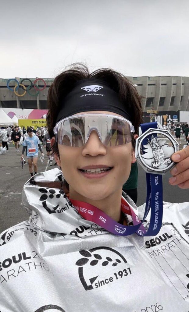 شارك SHINee Minho في ماراثون سيول 2026، حيث أكمل مسافة 10 كيلومترات في 38 دقيقة و51 ثانية. حصل على المرتبة 103 من بين 18928 مشاركًا.