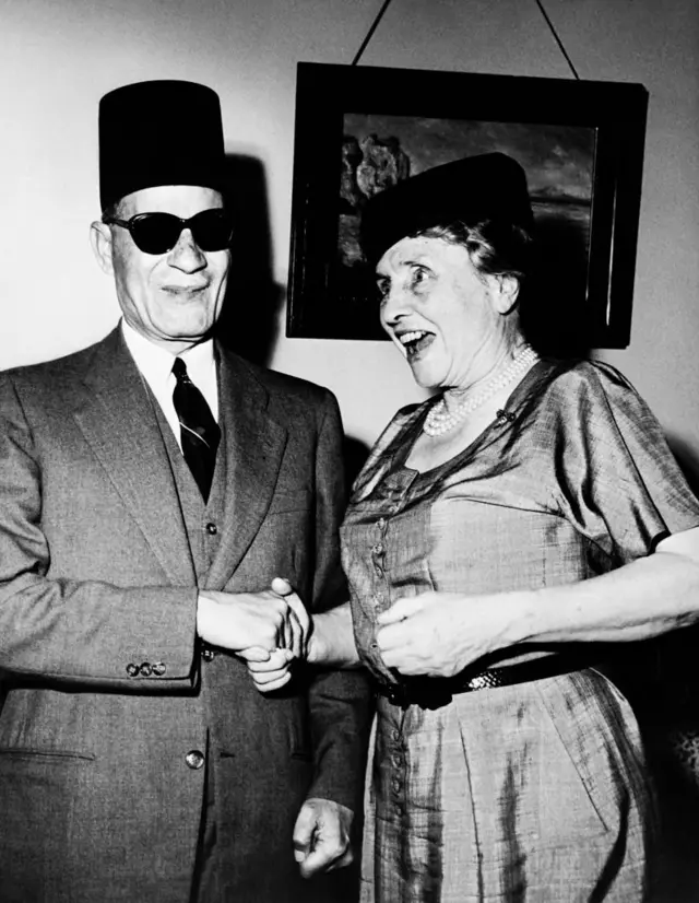 صورة لطه حسين مع الأديبة الأمريكية الشهيرة هيلين كيلر 