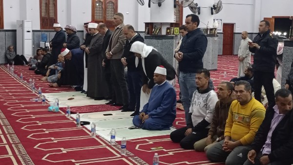 الحزن بيموت.. أب يلحق بنجله وقت صلاة الجنازة عليه في مشهد مهيب بالمنوفية