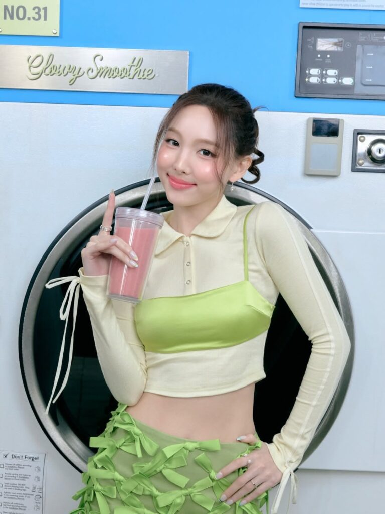 260302 تحديث fwee_makeup على الانستقرام - Nayeon x fwee: "نوع fwee الجديد المتوهج من خبير التألق 💖 تعرف على اللمعان الواضح والممتلئ لـ Glowy Smoothie LipBalm […]"