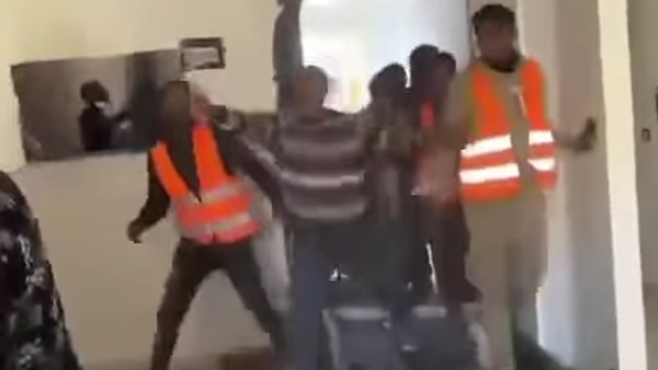 رخصة بناء وإزالة .. سكان عمارة المنتزه: فوجئنا باقتحام شققنا وتحطيمها