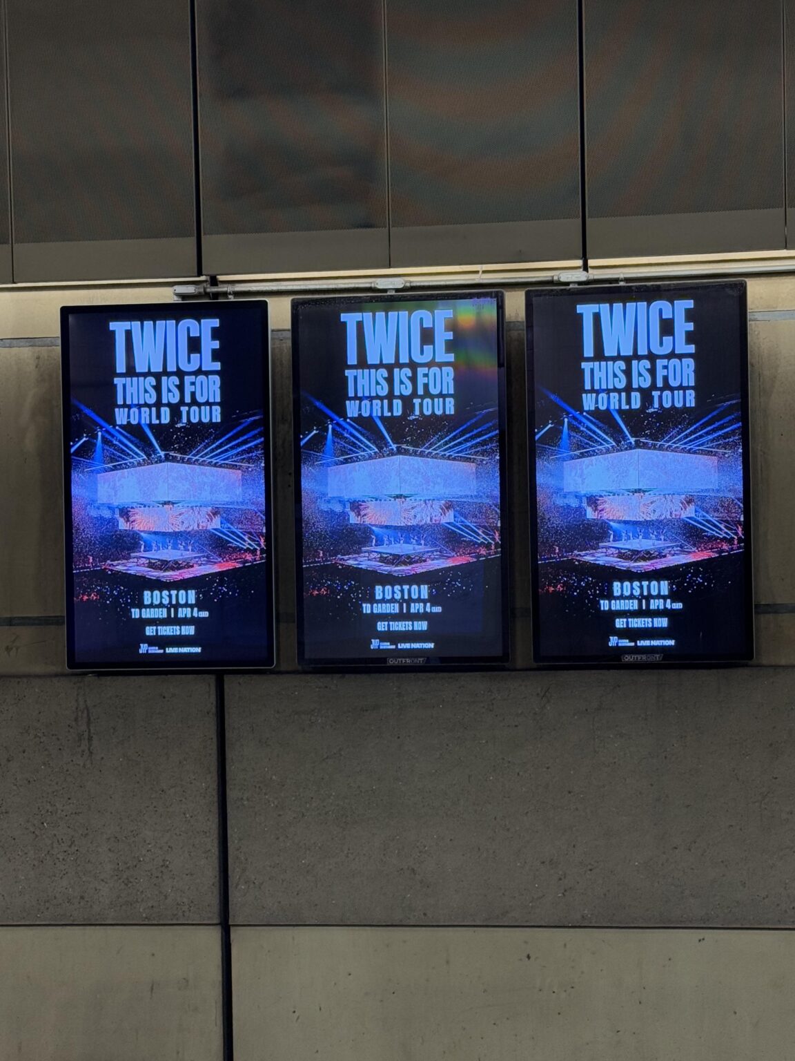 إعلانات القطار للحفل في بوسطن!