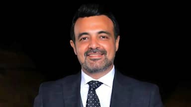 عمرو محمود ياسين وزوجته يعلقان على أخبار ارتباطه بفنانة