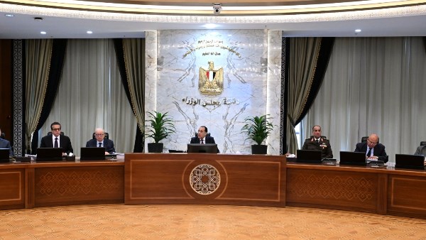 مدبولي يعلن إجراءات عاجلة لترشيد الكهرباء: إطفاء إعلانات الشوارع وغلق المحال 9 مساءً