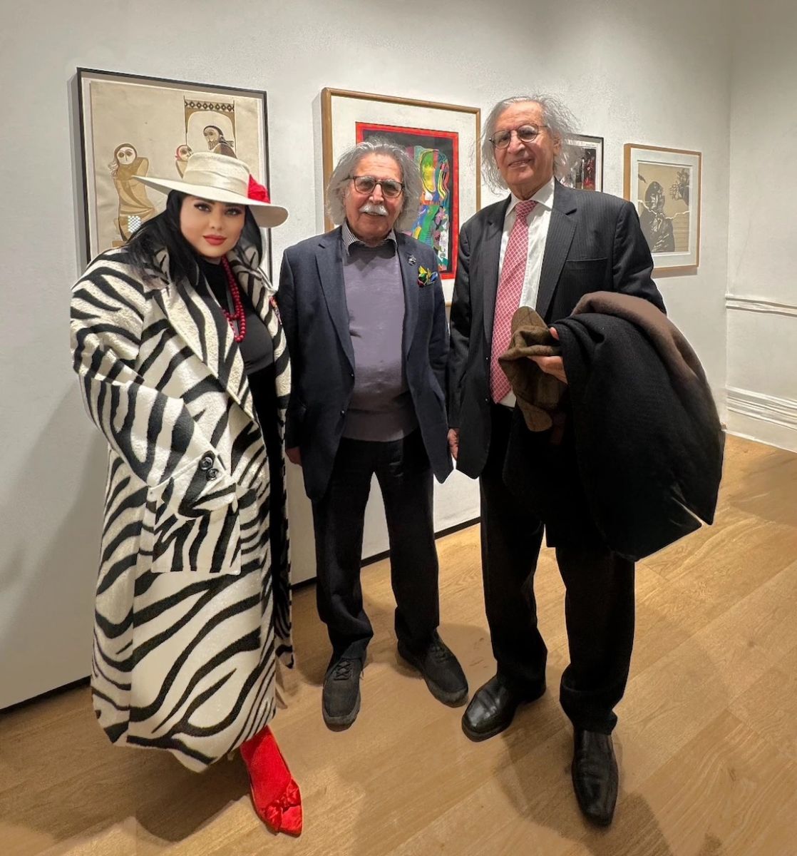 ريبيكا ريوفريو مع ضياء العزاوي وعثمان العمير في قلب الغاليري.