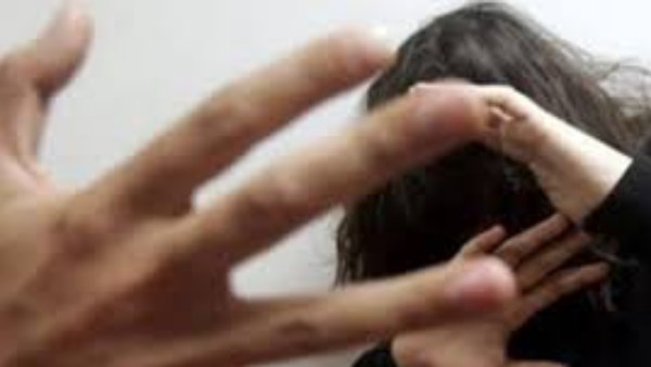 «داخل عليا غرفة نومي وقلعني هدومي وصورني».. ماذا قالت طالبة أكتوبر في اعتداء عامل عليها؟ - صدى البلد