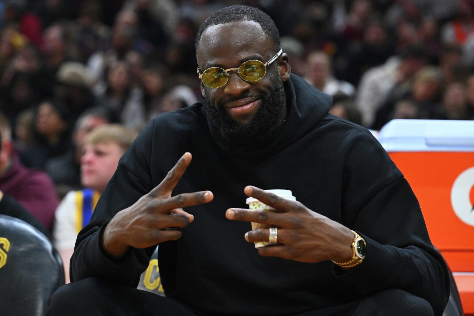 نجوم الكيبوب بلاك بينك يشيرون إلى درايموند جرين عضو فرقة واريورز في أغنية جديدة