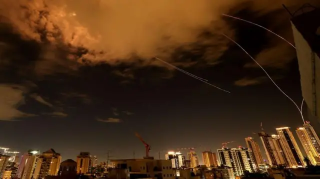 الصواريخ في سماء وسط إسرائيل