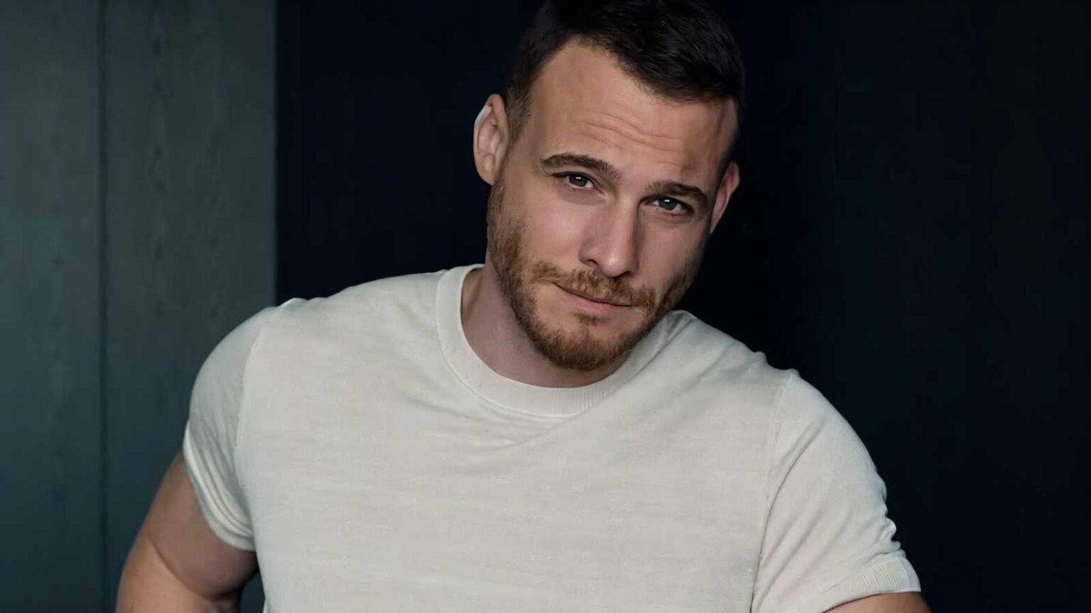 كرم بورسين بطل فيلم ”الشمس المتعبة” كرم بورسين بطل فيلم ''الشمس المتعبة''