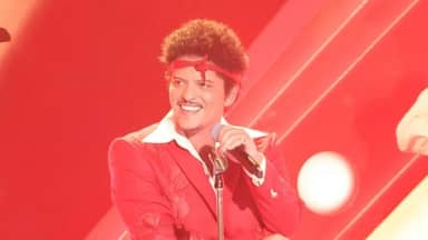 برونو مارس يدخل التاريخ بهذا الإنجاز