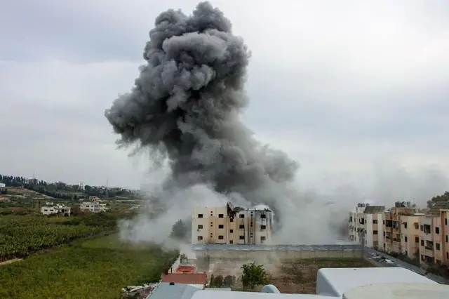 دخان يتصاعد جراء القصف