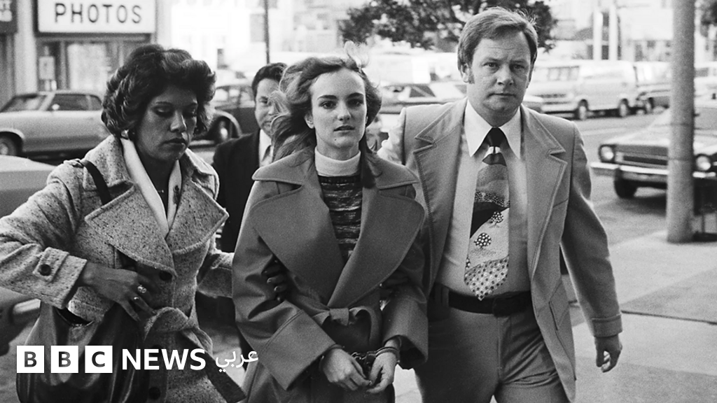 من رهينة إلى متهمة: قصة اختطاف باتي هيرست التي انتهت بانضمامها إلى خاطفيها من رهينة إلى متهمة: قصة اختطاف باتي هيرست التي انتهت بانضمامها إلى خاطفيها