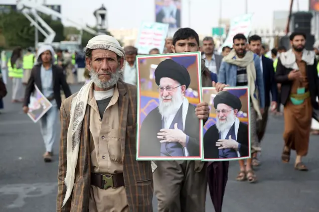 تظاهر مؤيدو إيران حاملين لافتات تُظهر صورة المرشد الإيراني علي حسيني خامنئي وأعلام اليمن وإيران في تظاهرات اندلعت في صنعاء.
