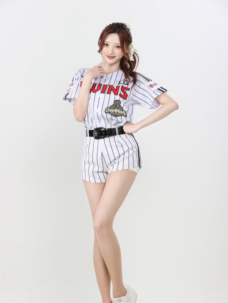 كشفت رونا عضوة ILY:1 أنها ستكون نشطة كمشجعة لفريق البيسبول LG Twins كشفت رونا عضوة ILY:1 أنها ستكون نشطة كمشجعة لفريق البيسبول LG Twins