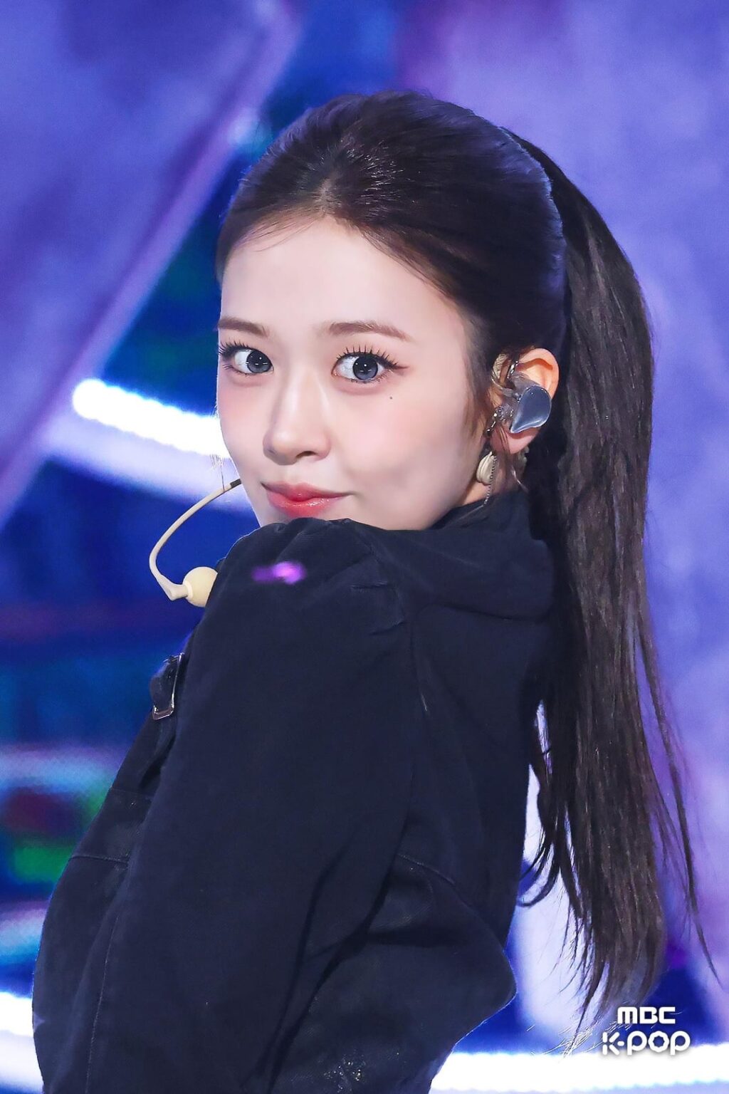 260304 إيف - بلاك هول @ 260228 عرض! Music Core (MBC في الموقع خلف الصور - Yujin، Gaeul وRei)