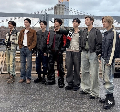 فرقة بي تي إس الكورية في هذه الصورة التي قدمتها شركة بيغ هيت ميوزيك. (الصورة ليست للبيع)