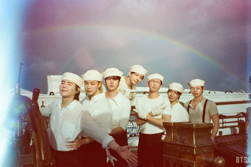 فرقة بي تي إس تتصدر قائمة بيلبورد للأغاني المنفردة للمرة السابعة بأغنية "سويم"