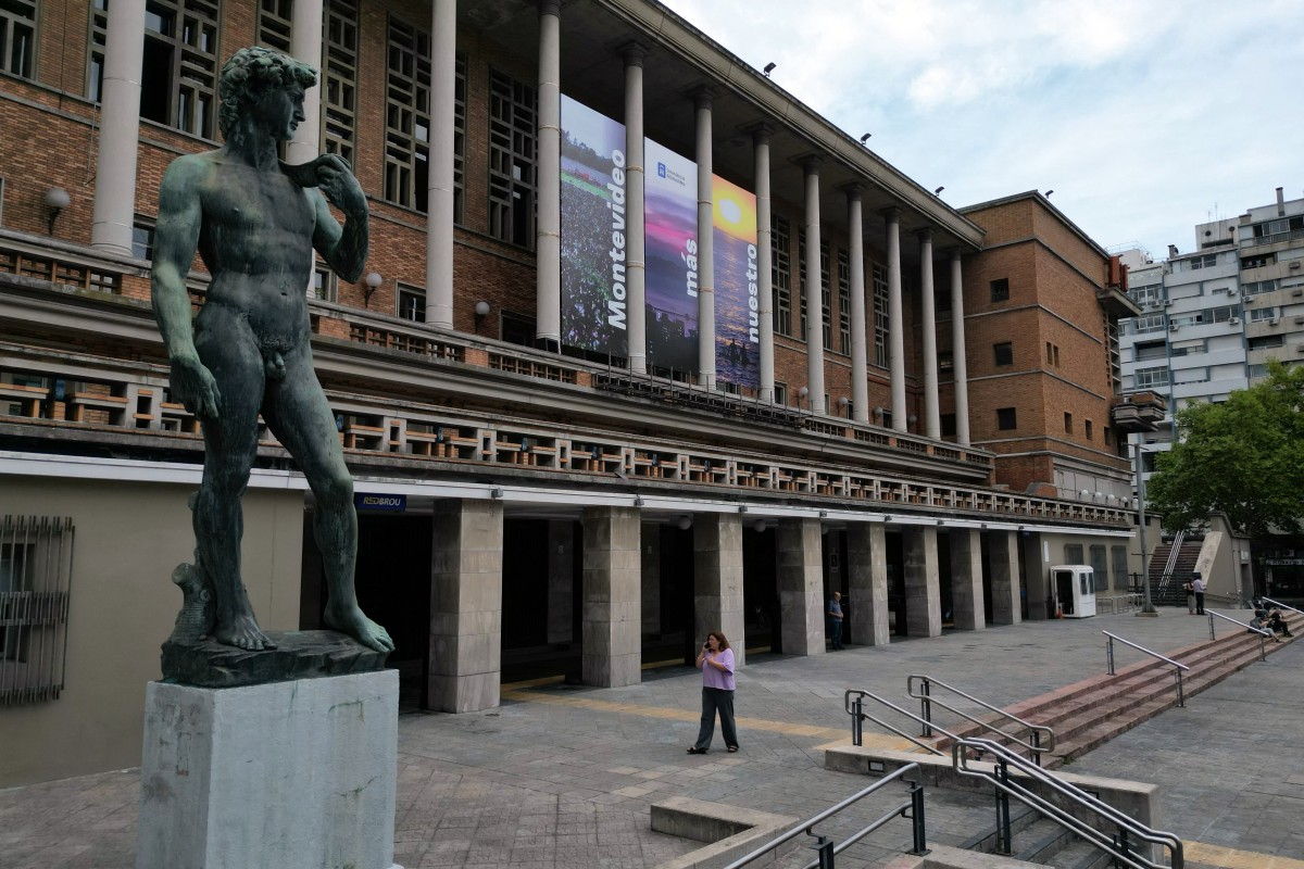 مبنى بلدية مونتيفيديو مع نسخة طبق الأصل لتمثال “داود“ لمايكل أنجلو. (أ ف ب)