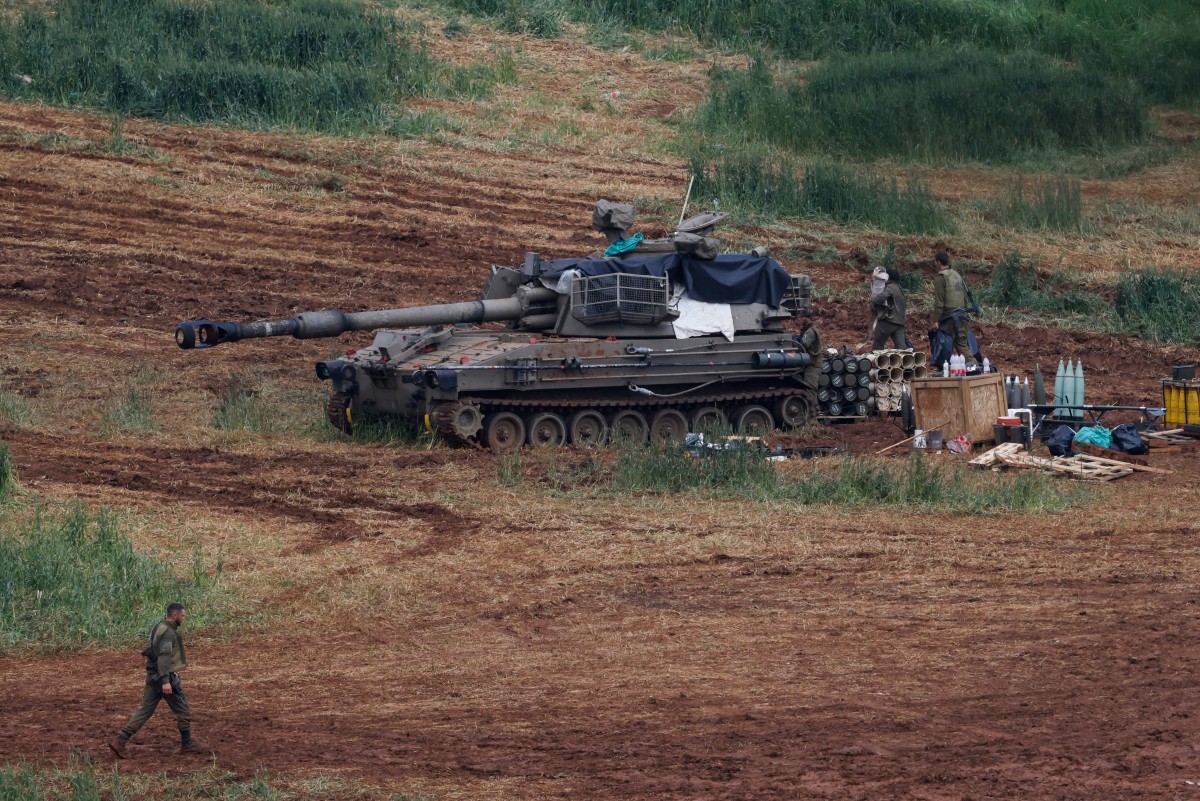 دبابات إسرائيلية على الحدود مع لبنان (أ ف ب).