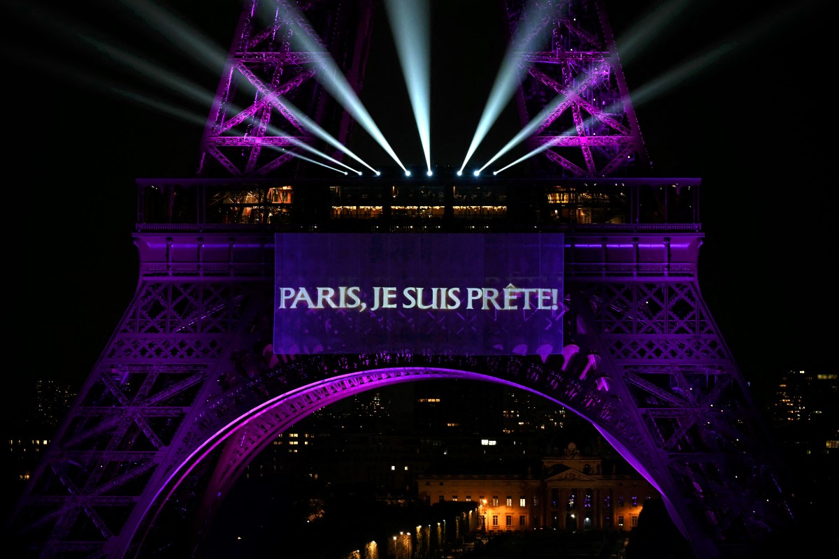 برج إيفيل يحتفي بعيد ميلاد سيلين ديون (أ ف ب).