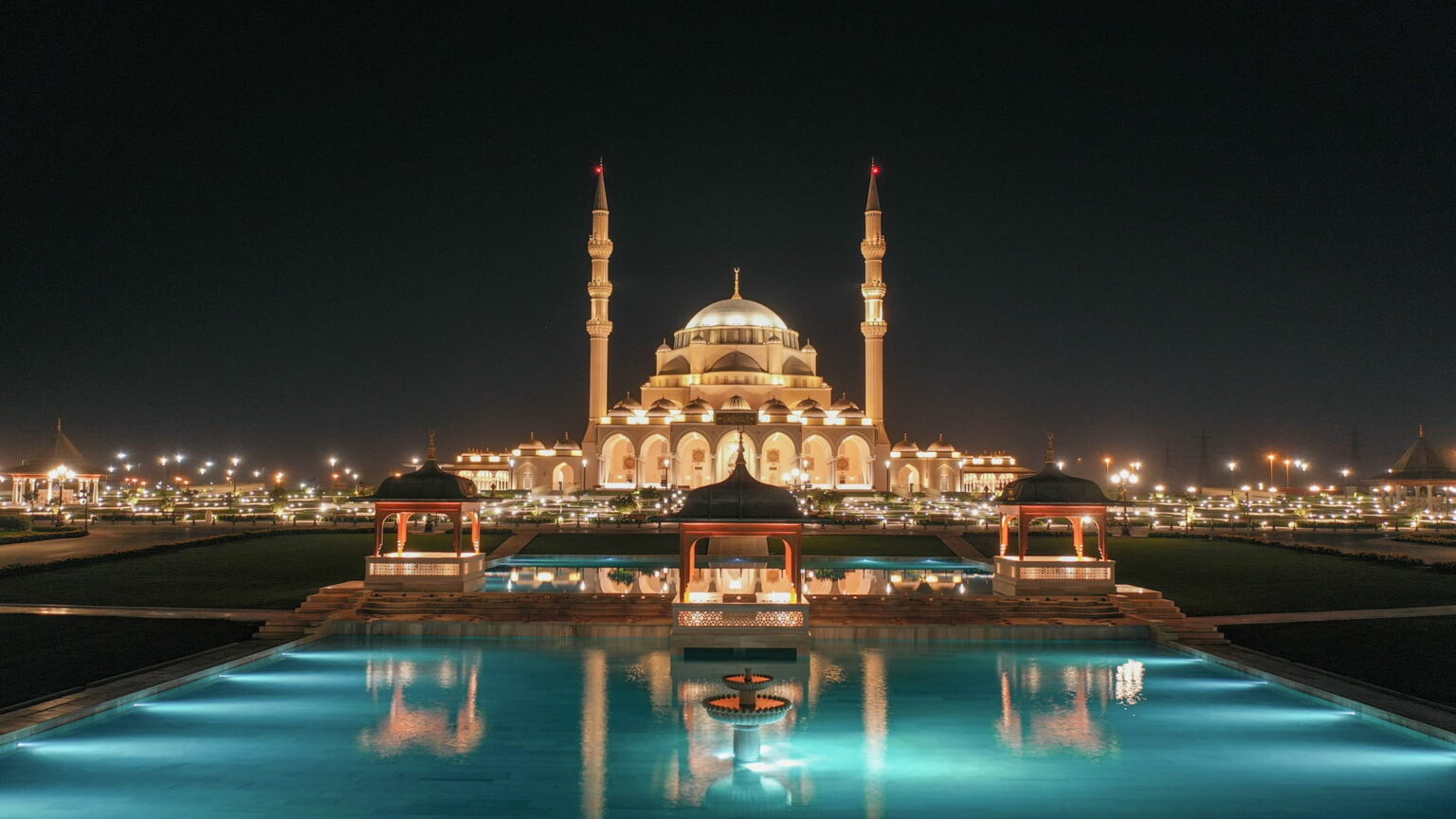 قراء الشارقة وضواحيها يحيون ليالي الشهر الفضيل