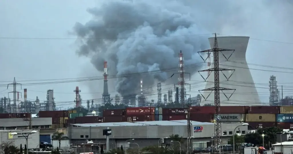 دوي صفارات الإنذار في تل أبيب بعد رصد صواريخ من إيران - الشرق