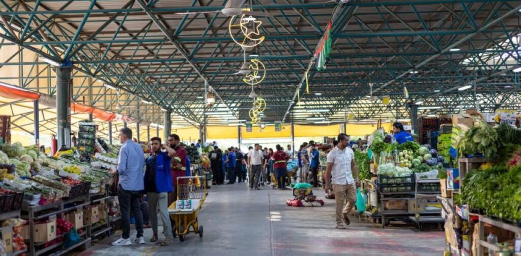 بلومبيرغ: رفوف متاجر دبي ممتلئة رغم اضطرابات الشحن