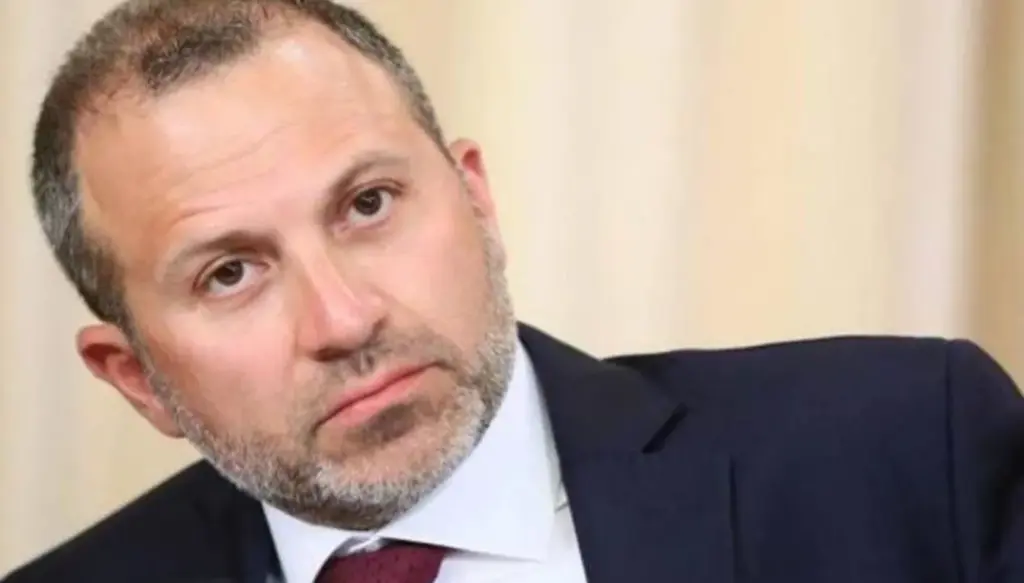 أدرعي لباسيل: 'بعدك شاب على الألزهايمر'