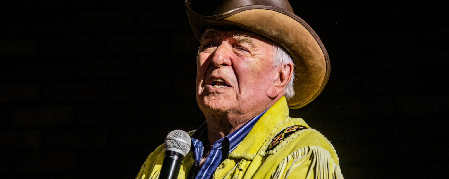 توفي مغني الريف والمقدم التلفزيوني المحبوب بليك إيمونز عن عمر يناهز 81 عامًا توفي مغني الريف والمقدم التلفزيوني المحبوب بليك إيمونز عن عمر يناهز 81 عامًا