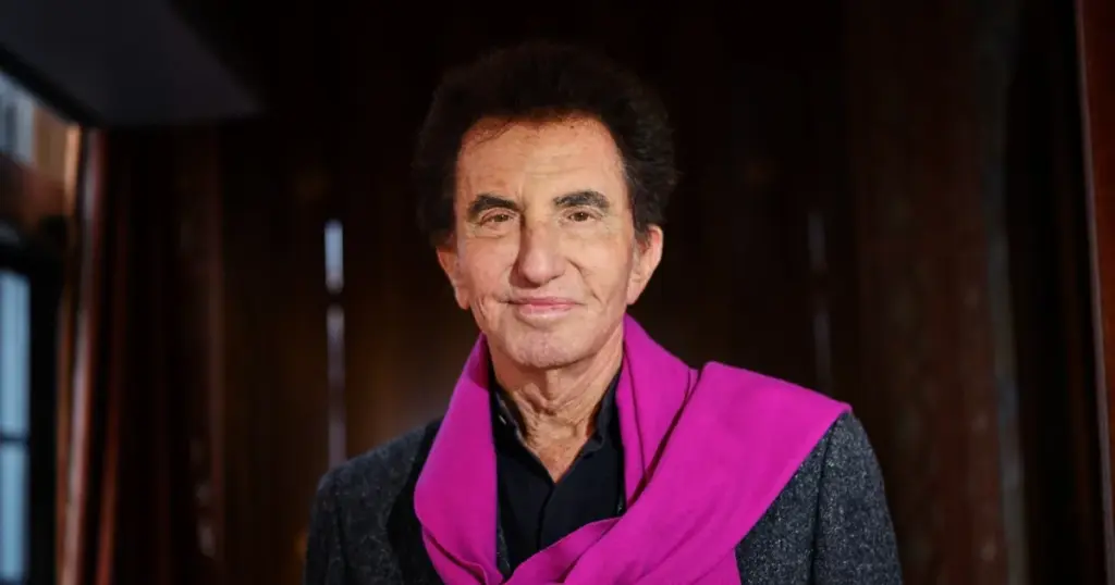 جاك لانج مستاء من الانتظار في طابور السينما جاك لانج مستاء من الانتظار في طابور السينما