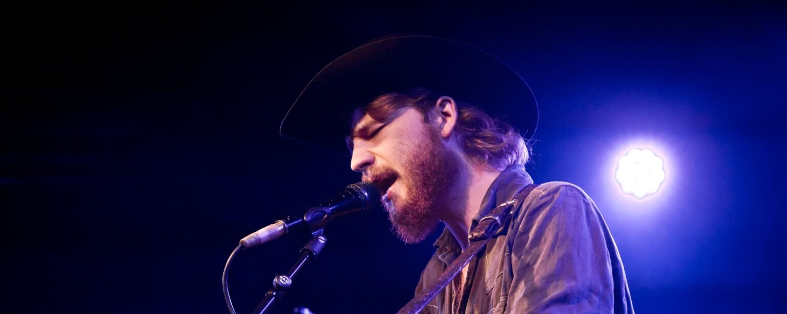 نجم الريف ينعي الموت المفجع: “وقف بجانبي 10 سنوات”