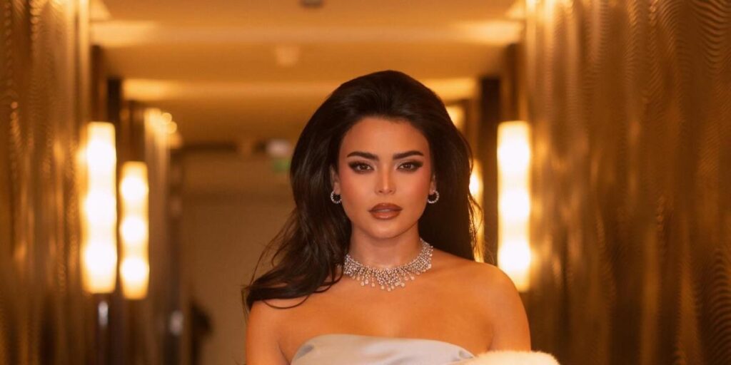 مجوهرات أسماء جلال الفارهة تكمل إطلالتها الجريئة وتثير تفاعل الجمهور