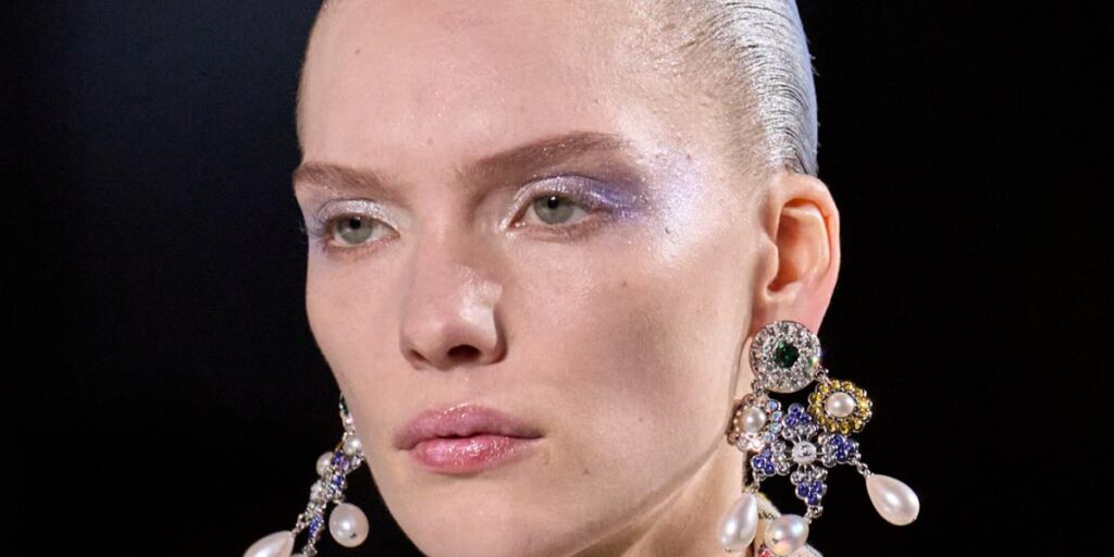 لمسات سحرية في المكياج ورسمات جمالية في شتاء 2027