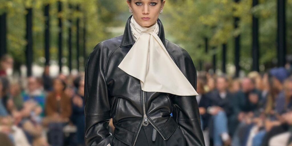 صيحات ربيعية من منصات العرض تُعيد إحياء الثمانينيات