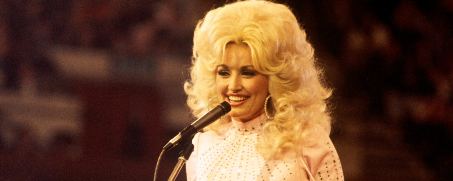 إن مشاهدة دوللي بارتون وهي تضع لمسة خاصة بها على أغنية جلين كامبل المميزة هو سحر السبعينيات الخالص