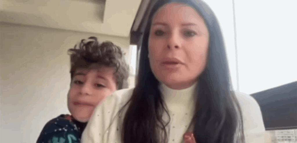 موقف طريف لجوزفين ديب على الهواء.. طفلها يخرق كادر الكاميرا