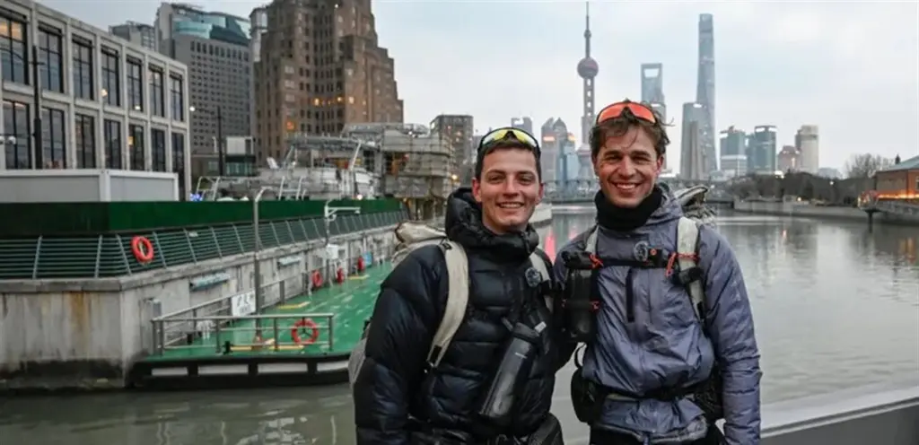 تحدي المستحيل.. فرنسيان يطويان المسافات سيراً على الأقدام