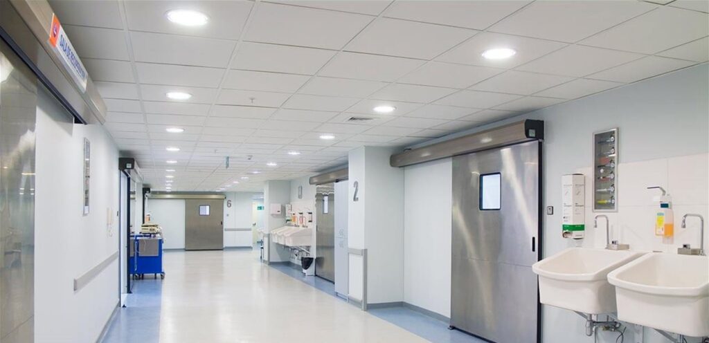 خضع لعمليّة جراحيّة طارئة بعد تعرّضه لحادث سير مروّع.. إليكم الوضع الصحيّ لفنان عربيّ شهير