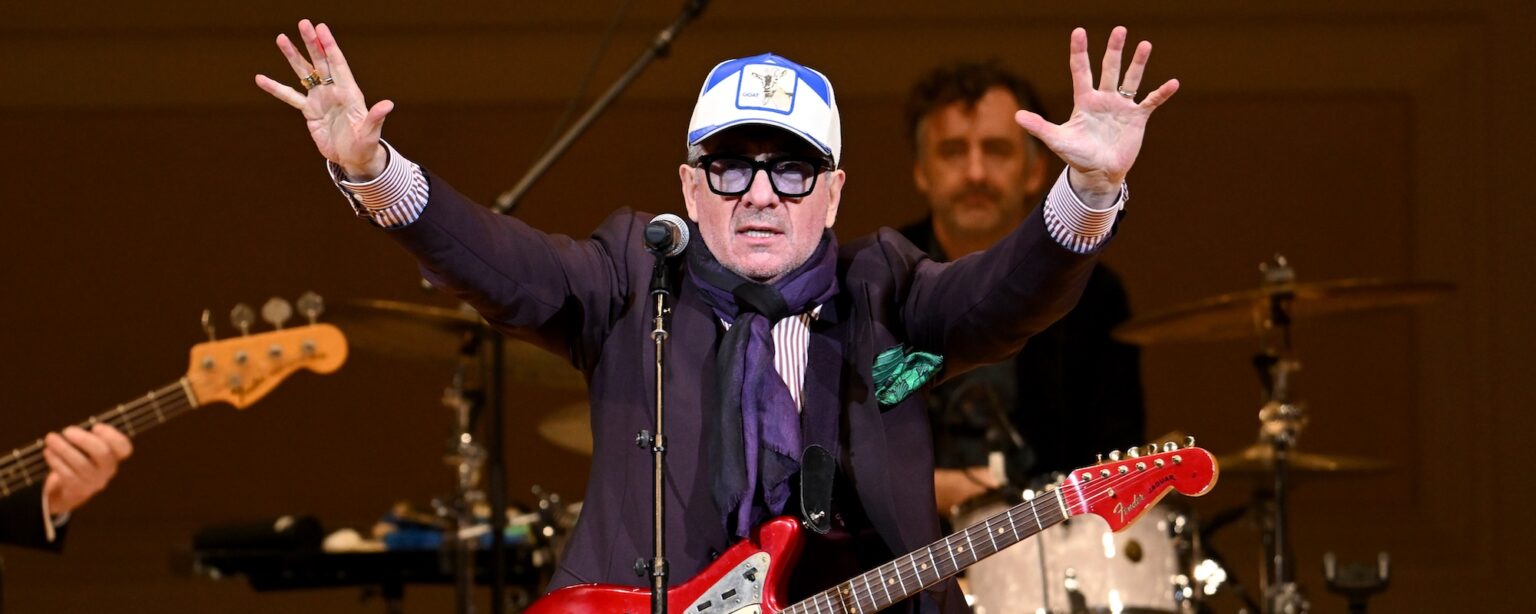 يرسل إلفيس كوستيلو رسالة “السلام والحب والتفاهم” خلال الحفل السنوي التاسع والثلاثين لمؤسسة Tibet House US Benefit Concert