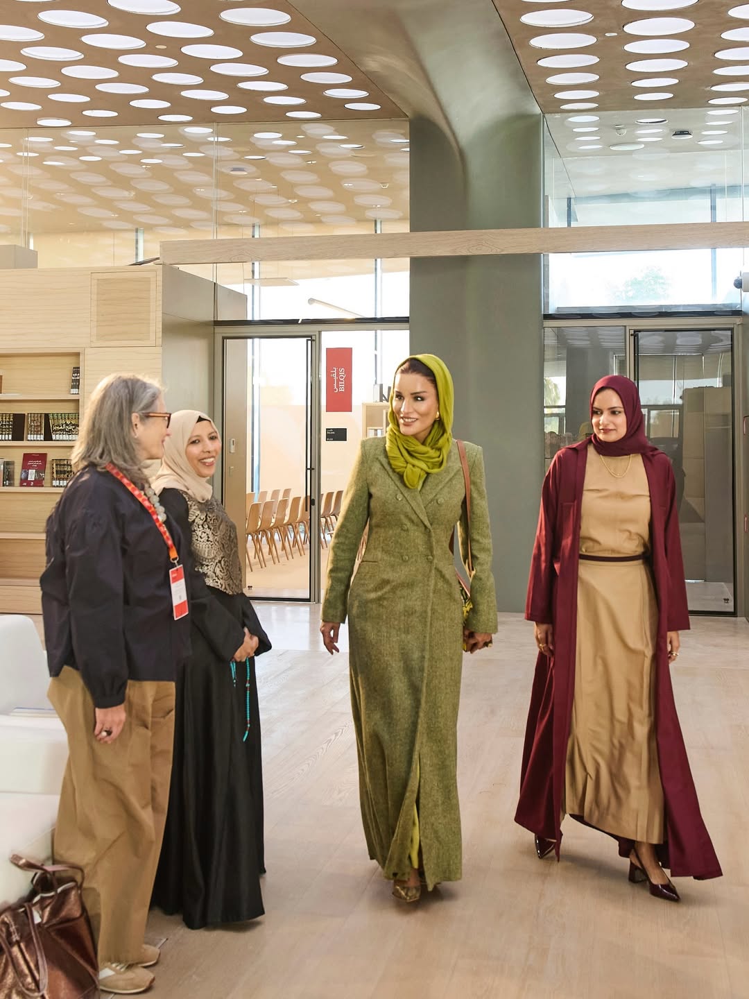 الشيخة موزة تتألّق بالألوان الرائجة في ربيع وصيف 2026 (انستغرام)