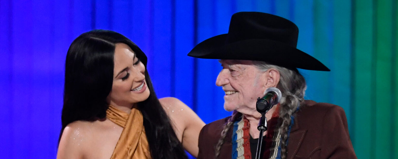 “إنه مثل جد الحقيقة”: كيسي موسغريفز يثير دويتو مع “العصابة” ويلي نيلسون في LP القادم