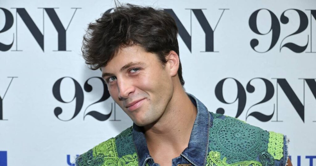 يشرح روب روش تفاصيل “التحدي” المتمثل في قراءة الأعمال الصوتية المثيرة والبذيئة