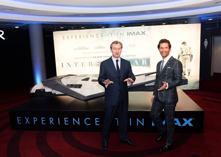 _ماثيو ماكونهي بطل فيلم بين النجوم والمخرج كريستوفر نولان قبل أحد عروضه (غيتي ايميدجز)