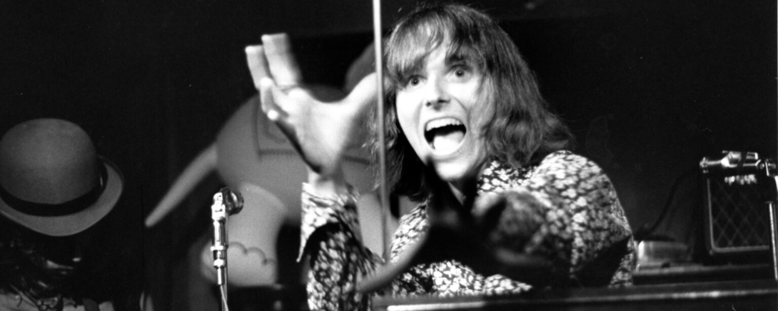 4 أغانٍ حولت الثيرمين إلى سلاح هارد روك في الستينيات 4 أغانٍ حولت الثيرمين إلى سلاح هارد روك في الستينيات