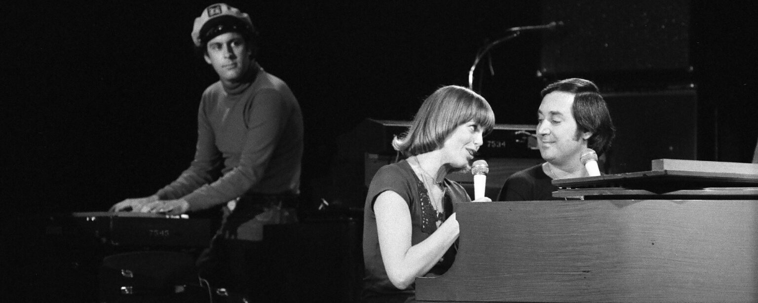 4 أغانٍ رائعة شارك في كتابتها الراحل نيل سيداكا والتي حققت نجاحًا كبيرًا لفنانين مشهورين آخرين 4 أغانٍ رائعة شارك في كتابتها الراحل نيل سيداكا والتي حققت نجاحًا كبيرًا لفنانين مشهورين آخرين